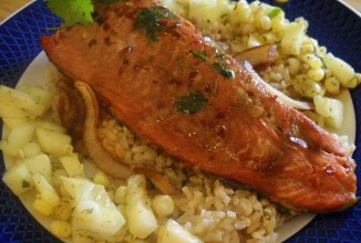 Лосось с кукурузным салатом