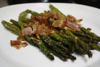 Спаржа с беконом