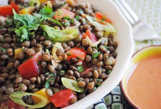 Салат из чечевицы с соусом