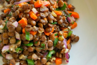 Овощной салат с чечевицей