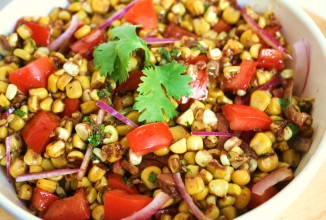 Кукурузный салат с помидорами