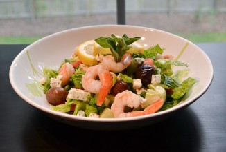 Греческий салат с креветками