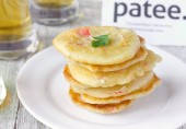 Закусочные оладьи с крабовыми палочками