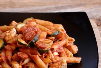 Паста с курицей и колбасой