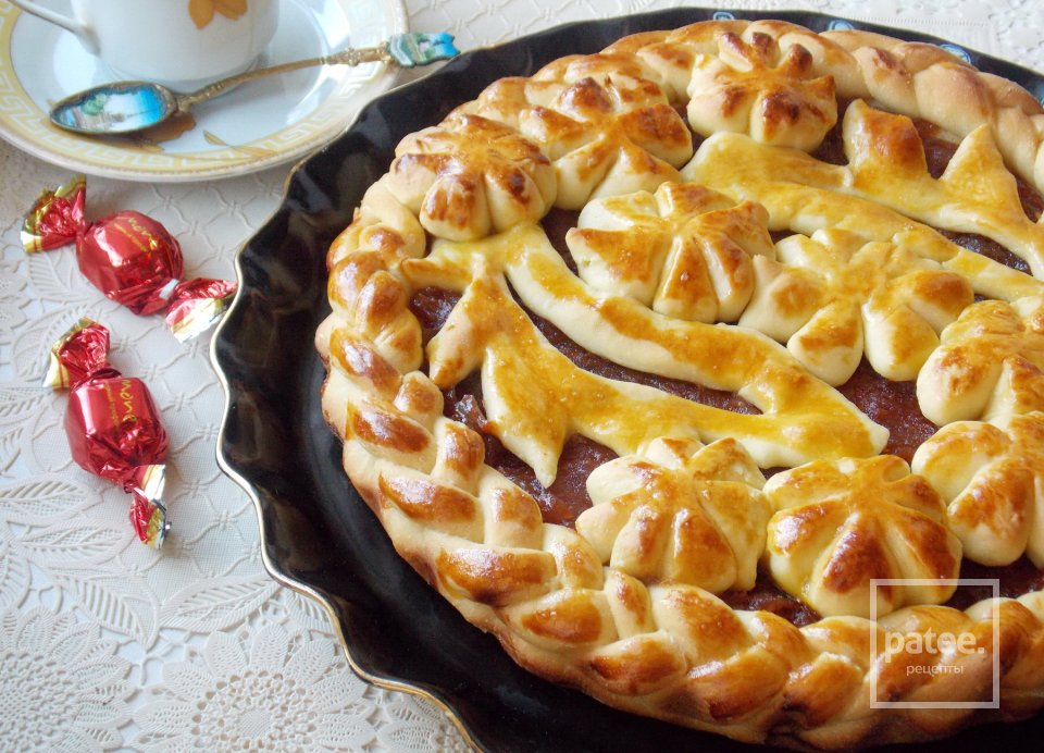 Как приготовить открытый пирог с яблоками из дрожжевого теста