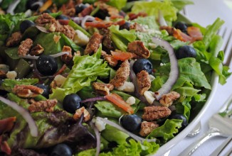 Салат с беконом, черникой и пеканом