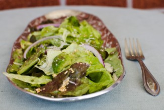 Салат из авокадо с кунжутом