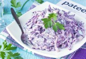 Салат с краснокочанной капустой и колбасой