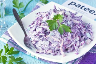 Салат с краснокочанной капустой и колбасой