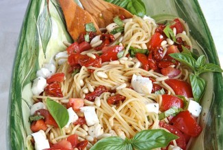 Спагетти с помидорами и кедровыми орешками