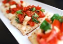 Брускетта с помидорами и моцареллой