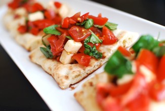 Брускетта с помидорами и моцареллой