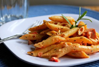 Паста с колбасой в томатном соусе