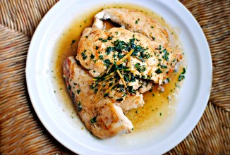 Жареная курица с зеленью и лимоном