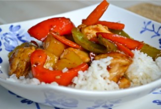 Курица с овощами и ананасами