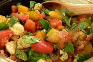 Салат Капрезе с ветчиной