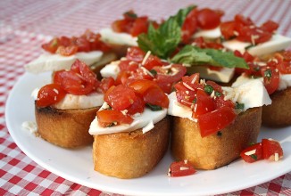 Брускетта с помидорами и сыром