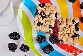 Пирожные с ежевикой