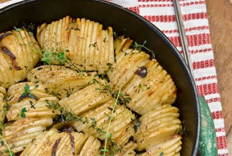 Печеный картофель с луком и тимьяном