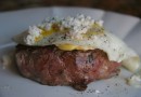 Стейк с яйцом и козьим сыром