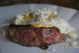 Стейк с яйцом и козьим сыром