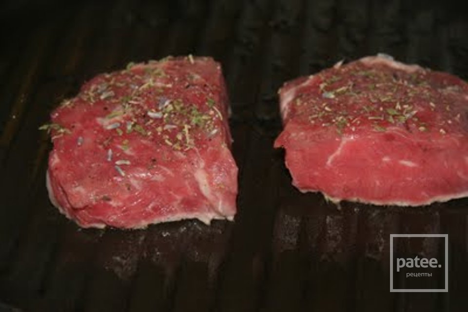 Стейк с яйцом и козьим сыром - Шаг 3