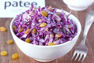 Салат с краснокочанной капустой, сухофруктами и сыром