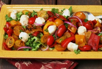 Салат из перца с помидорами и моцареллой