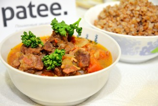 Гуляш из баранины с овощами