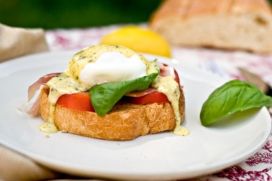 Рецепт Бутерброды с яйцами-бенедикт и помидорами