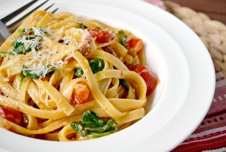 Паста с шпинатом и помидорами