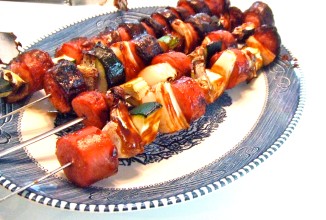 Шашлык из колбасы с овощами