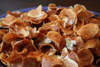 Картофельные чипсы с сыром