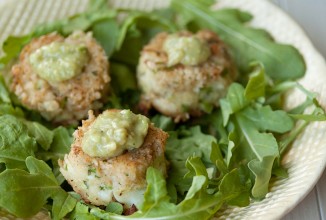 Крабовые оладьи с сальсой из авокадо