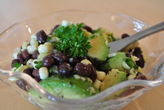 Кукурузный салат с фасолью