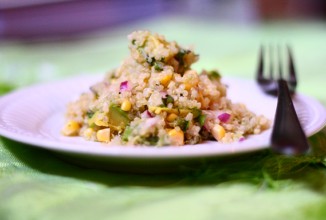 Салат из киноа с кукурузой и авокадо
