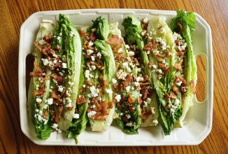 Салат из латука с сыром и беконом