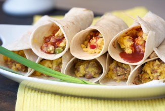 Буррито с яйцом и острой колбасой