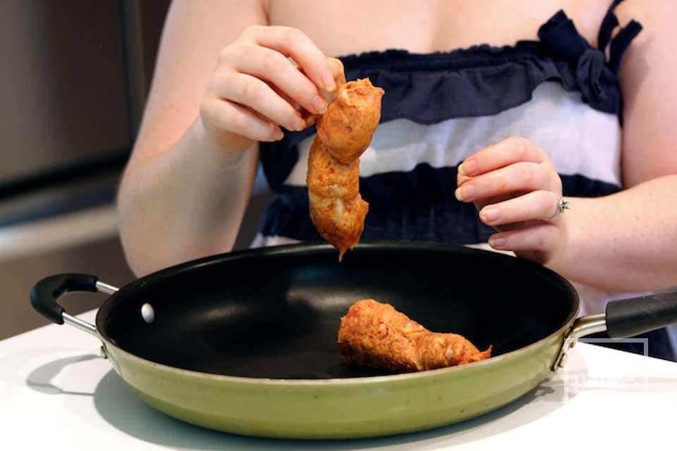 Буррито с яйцом и острой колбасой - Шаг 1