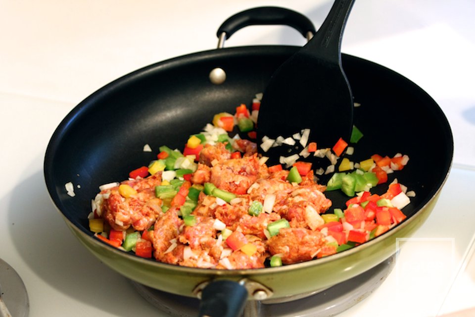 Буррито с яйцом и острой колбасой - Шаг 3