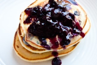 Лимонные блины с сыром и черникой