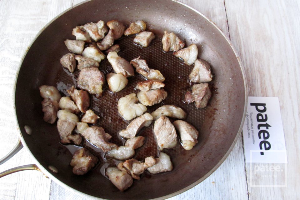 Свинина, тушенная с картофелем и квашенной капустой - Шаг 4
