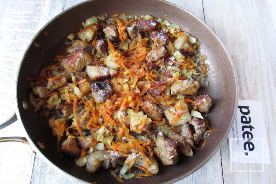 Свинина, тушенная с картофелем и квашенной капустой - Шаг 9