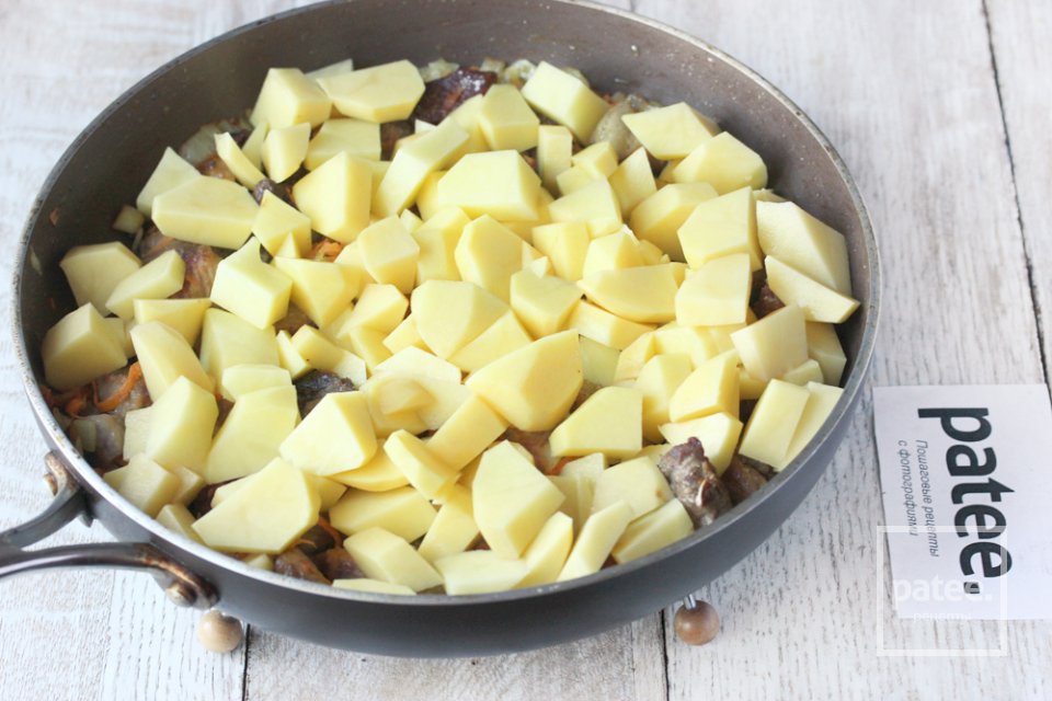 Свинина, тушенная с картофелем и квашенной капустой - Шаг 11