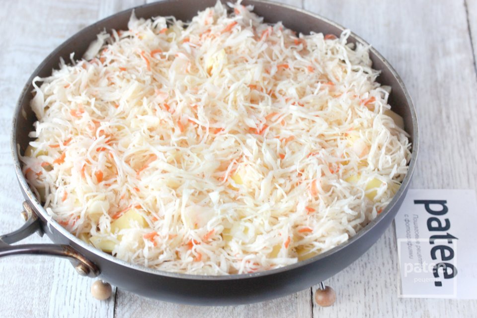 Свинина, тушенная с картофелем и квашенной капустой - Шаг 12