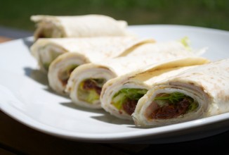 Лепешки с индейкой и помидорами