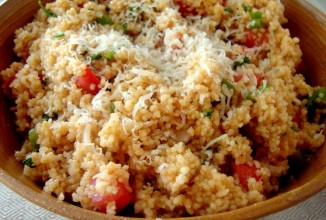 Кускус с помидорами и авокадо