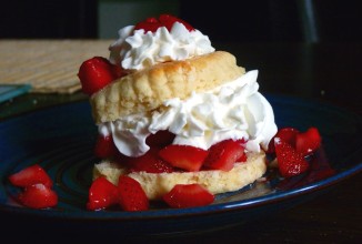 Печенье с клубникой и сливками