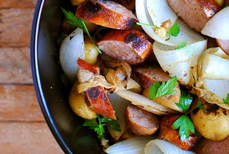 Картофель с луком и колбасой