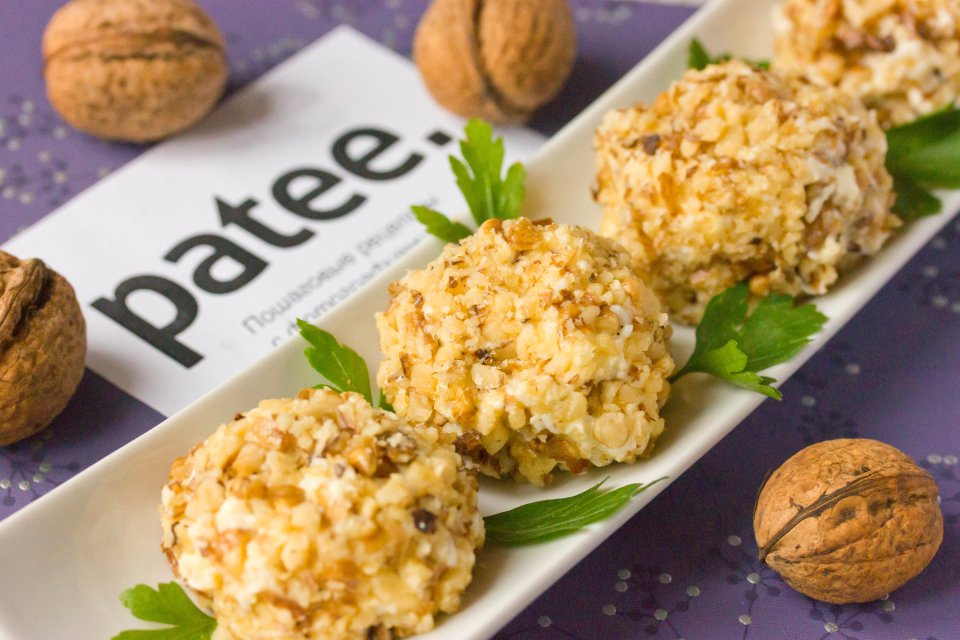 шарики из плавленного сыра. сырные шарики с орехами. салат с шампиньонами и сыром. закуска из сырных шариков. сырные шарики с грецким орехом.